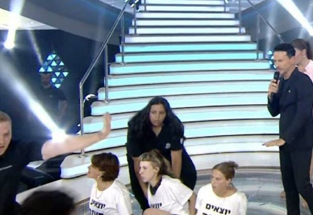 حمله فعالان ضد جنگ به استودیو شبکه ۱۴ رژیم صهیونیستی