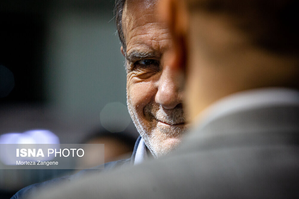 پزشکیان، امیر قلعه نویی و دنیا مالی در یک قاب تصویر/ رئیس جمهور در عکس دسته جمعی با تیم ملی پشت کدام بازیکن  ایستاد؟ + تصاویر